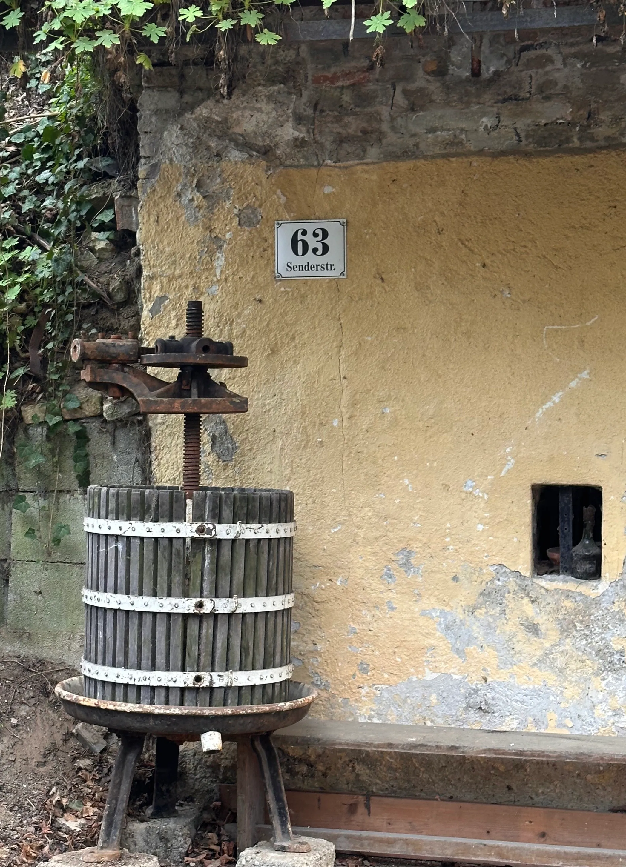 Alte Weinpresse, Senderstraße